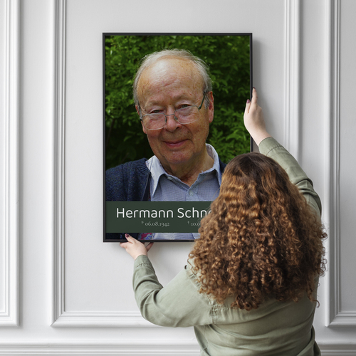 Trauerfoto (Portrait 30x40cm) mit dunklem Textbanner